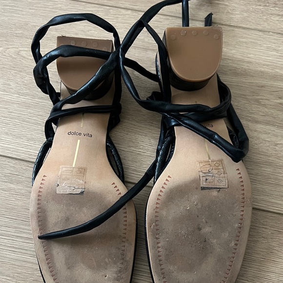 Dolce Vita Black Wrap Sandals - Picture 4 of 5